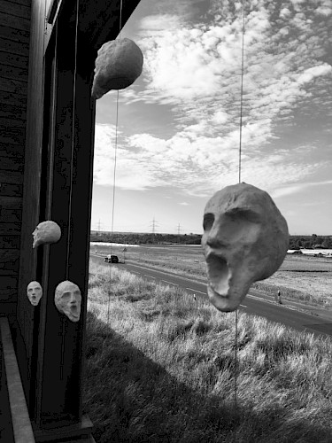 „5“ Installation 2019, Beton Stahlseile