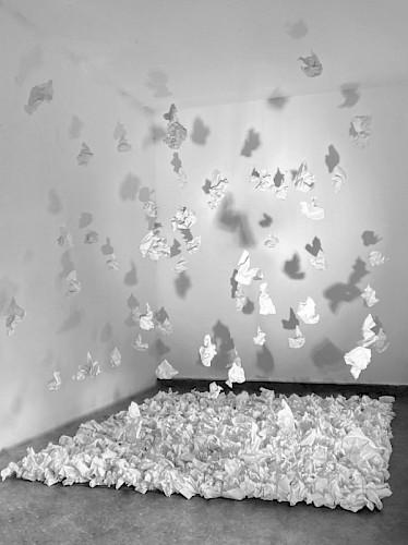 „Nonsens“ 2021 Installation Papier Maße variabel; hier 2 x 3 x 2,5 Meter