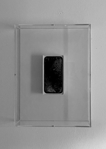 "Postmodern 2.0" 2020 wall object / acrylic box 30x40 iPhone XR 128GB black in original packaging