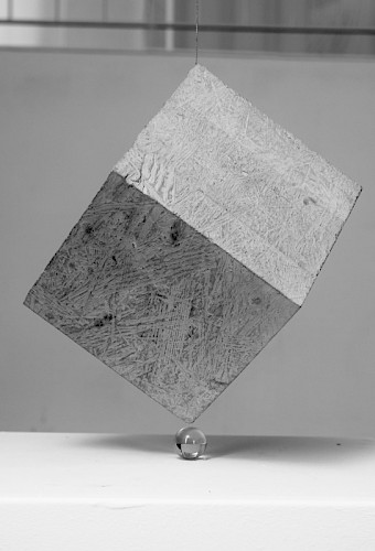 "satisfaction" 2020 Installation Beton, Stahlseil, Glas, Wasser - hier das Modell im Maßstab 1:5,5