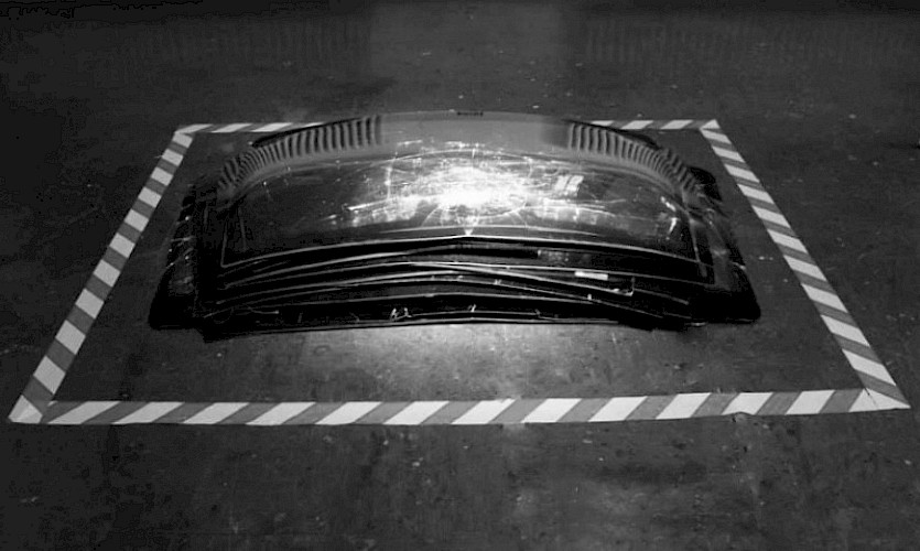 „400 kg“ Installation 2018  20 Windschutzscheiben mit je einem Gewicht von 20 kg