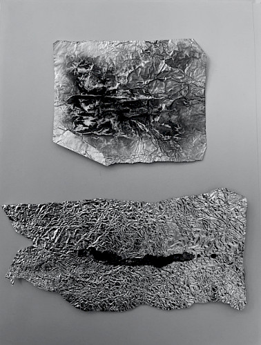 „Wonderland IV“ 2022 Alufolie Heroinrückstände 30x40 cm Alurahmen